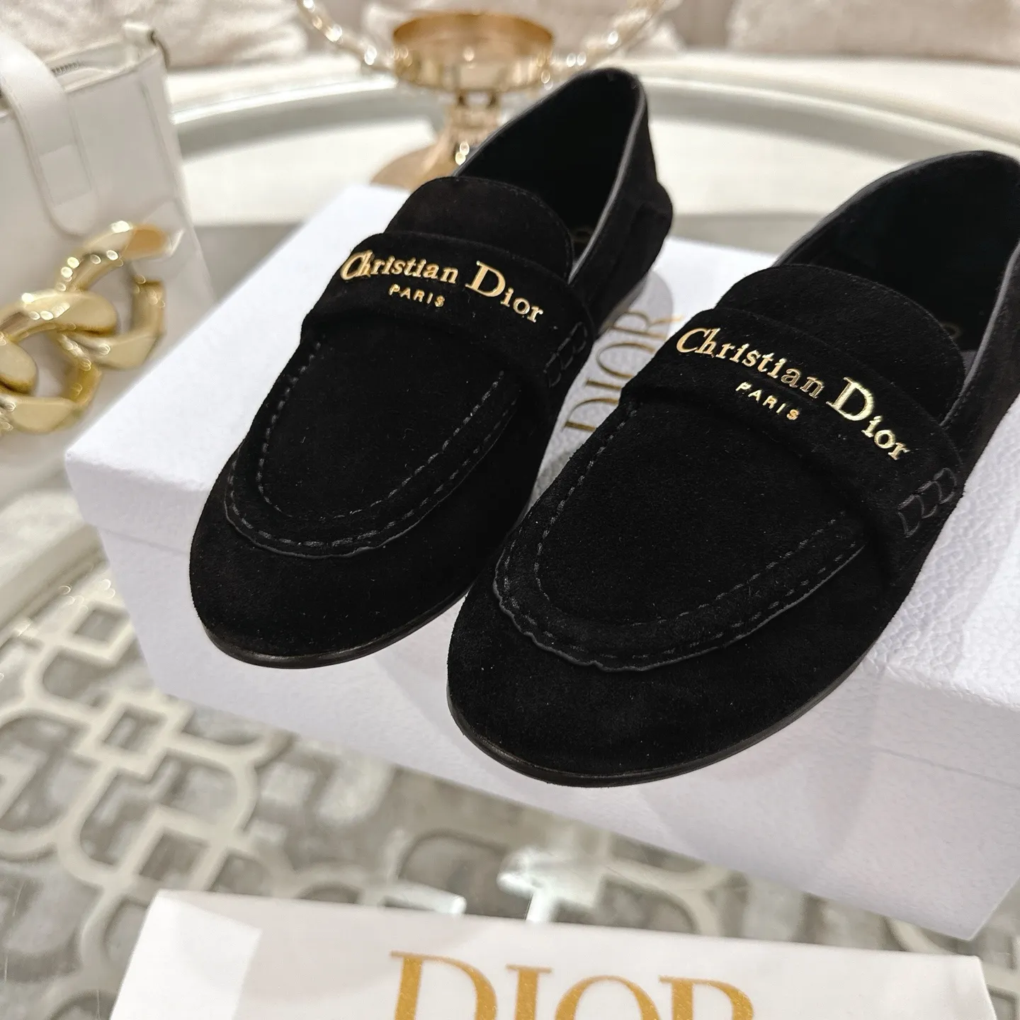 👟👟Ex-factory price 640👟👟 🍸 Dior Dior | 2025 ˢˢD Home 2025 Spring and Summer New Products The latest popular slip-on letter buckle loafers series〰 Original purchase, development and production👍🏻This Dior loafer is carefully made of black glossy cow leather, and the front letter plate is decorated with golden tone Christian Dior Paris logo. Paired with a leather-injected outsole, it adds classic style to any casual look. Upper: original cowhide/cow suede, lining: cowhide, outsole: injection molded leather outsole imported from Italy, heel height: 1cm, size: 35-42 (customized at 40.41.42)